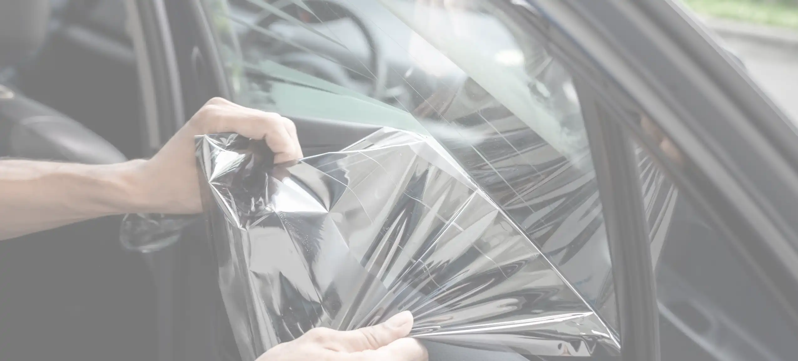 A tech removing auto window tint